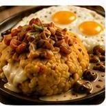 Bolón mixto con chicharrón y queso chicloso